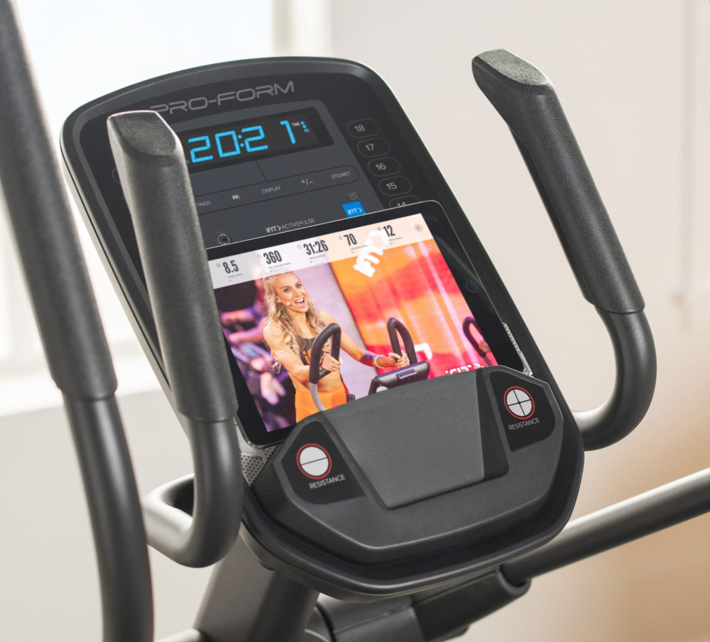 iFIT Trainer instructing a workout on the Carbon EL.